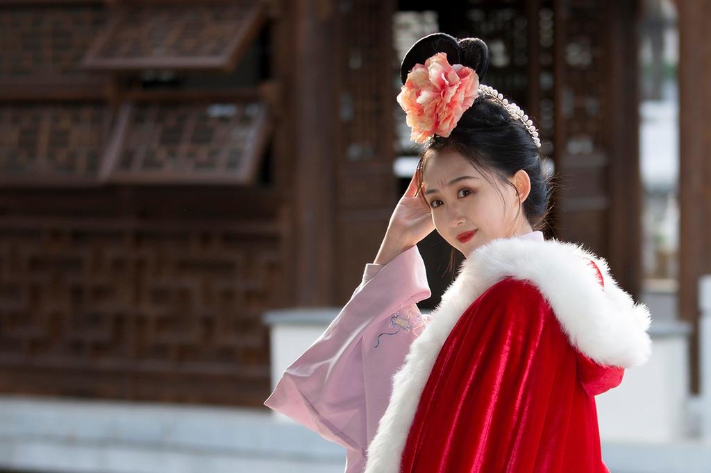 汉服少女头顶发髻身披红衣图片