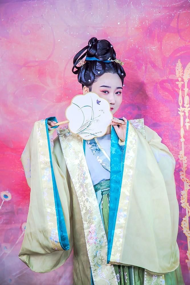 汉服美女手执罗扇唯美古风摄影