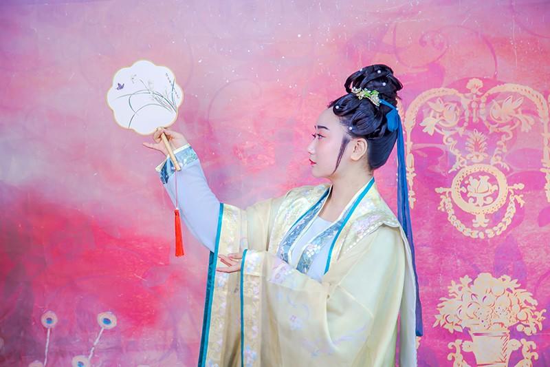 汉服美女手执罗扇唯美古风摄影