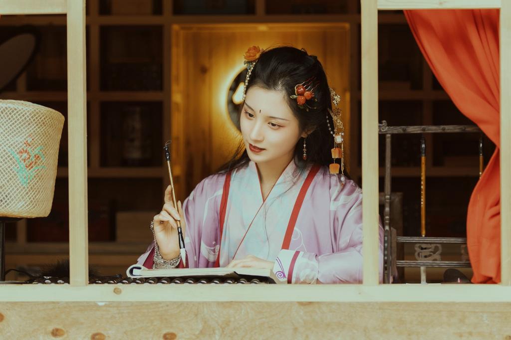 窗台前的汉服美女秀雅绝俗图片