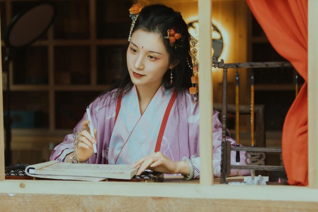 窗台前的汉服美女秀雅绝俗图片