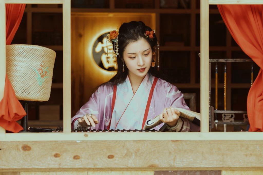 窗台前的汉服美女秀雅绝俗图片