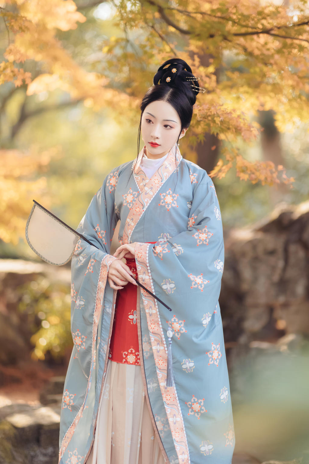 汉服少女红唇雪肤眉清目秀图片