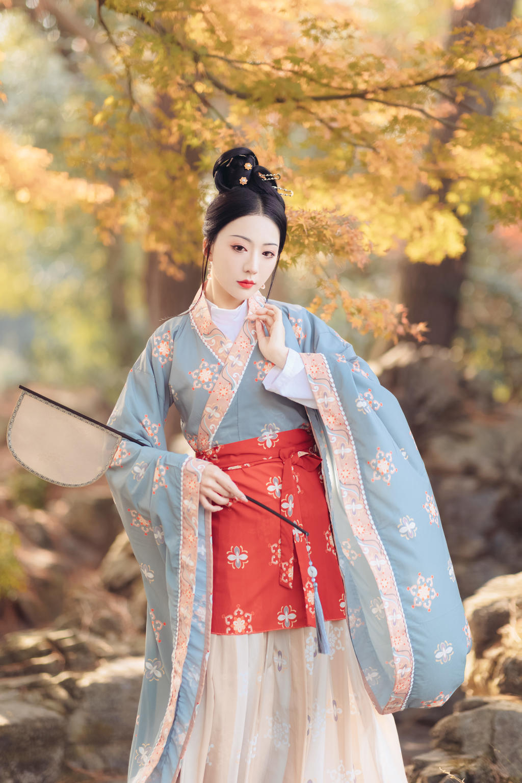 汉服少女红唇雪肤眉清目秀图片