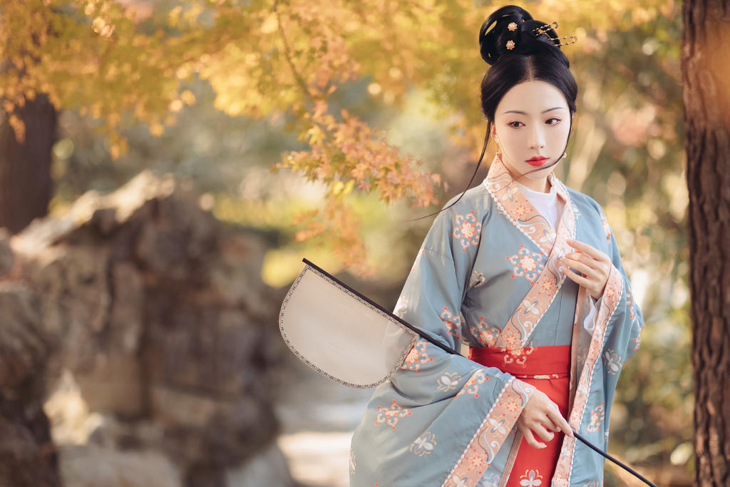 汉服少女红唇雪肤眉清目秀图片