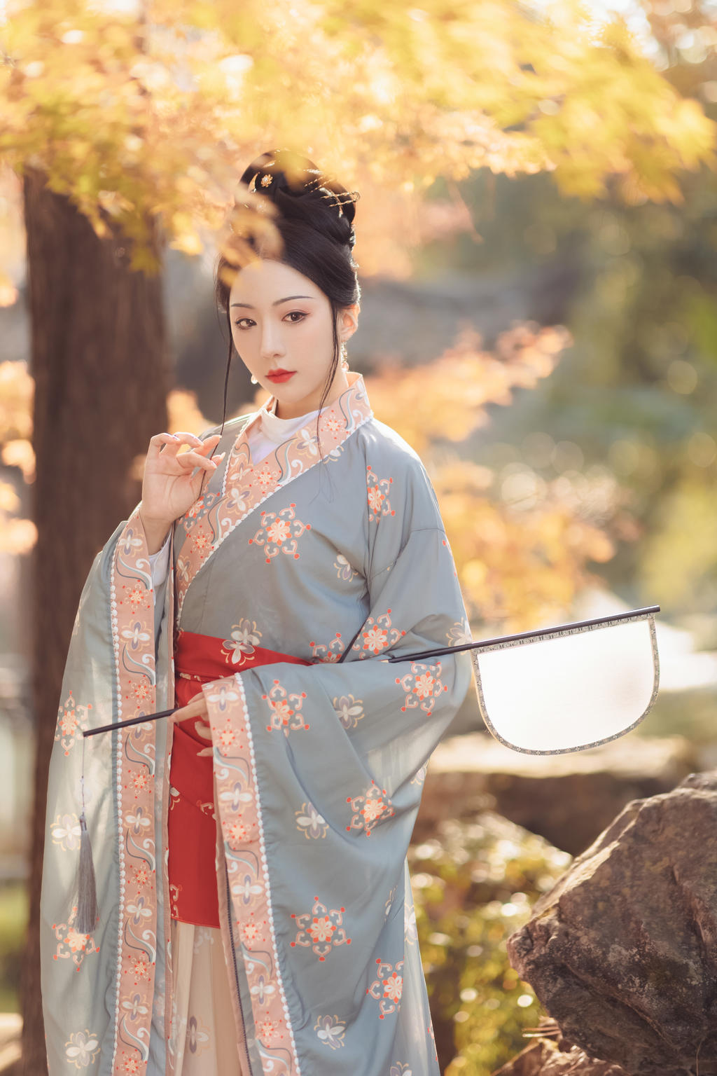 汉服少女红唇雪肤眉清目秀图片