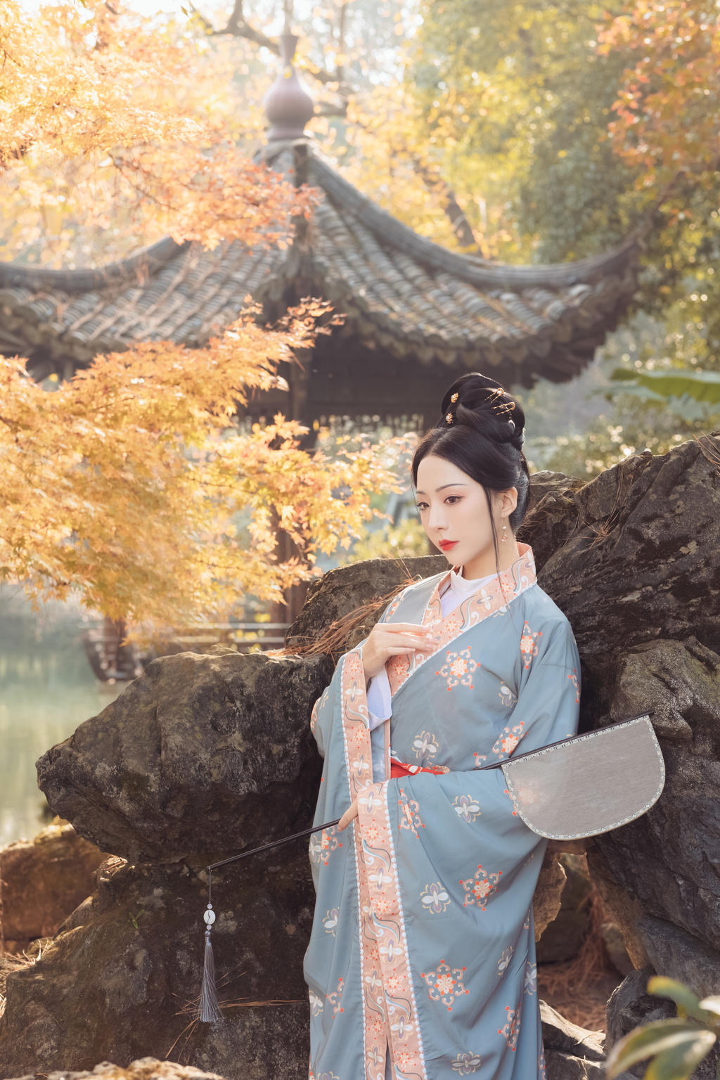 汉服少女红唇雪肤眉清目秀图片