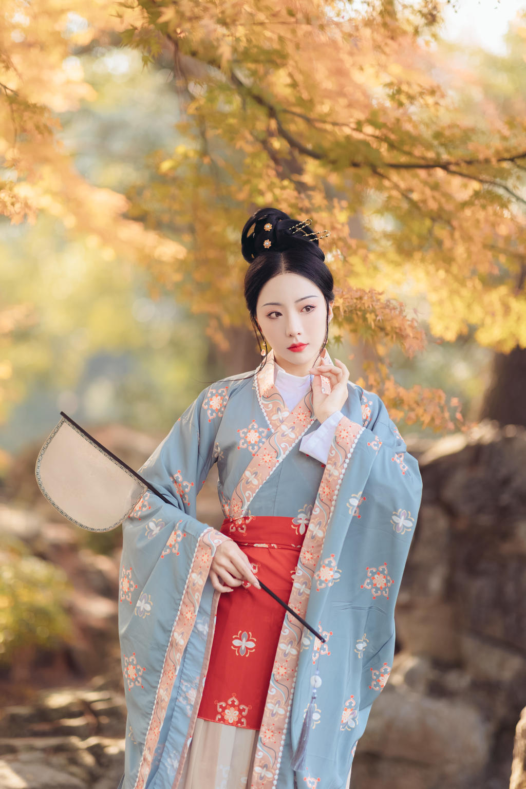 汉服少女红唇雪肤眉清目秀图片