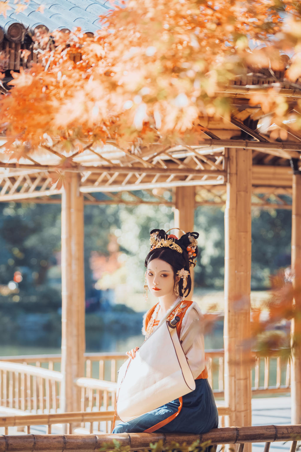 庭院中的汉服美女国色天香图片