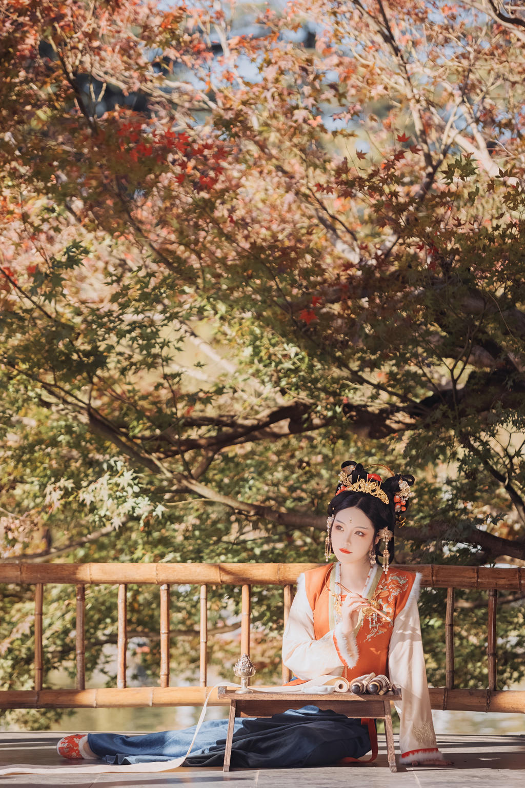 庭院中的汉服美女国色天香图片