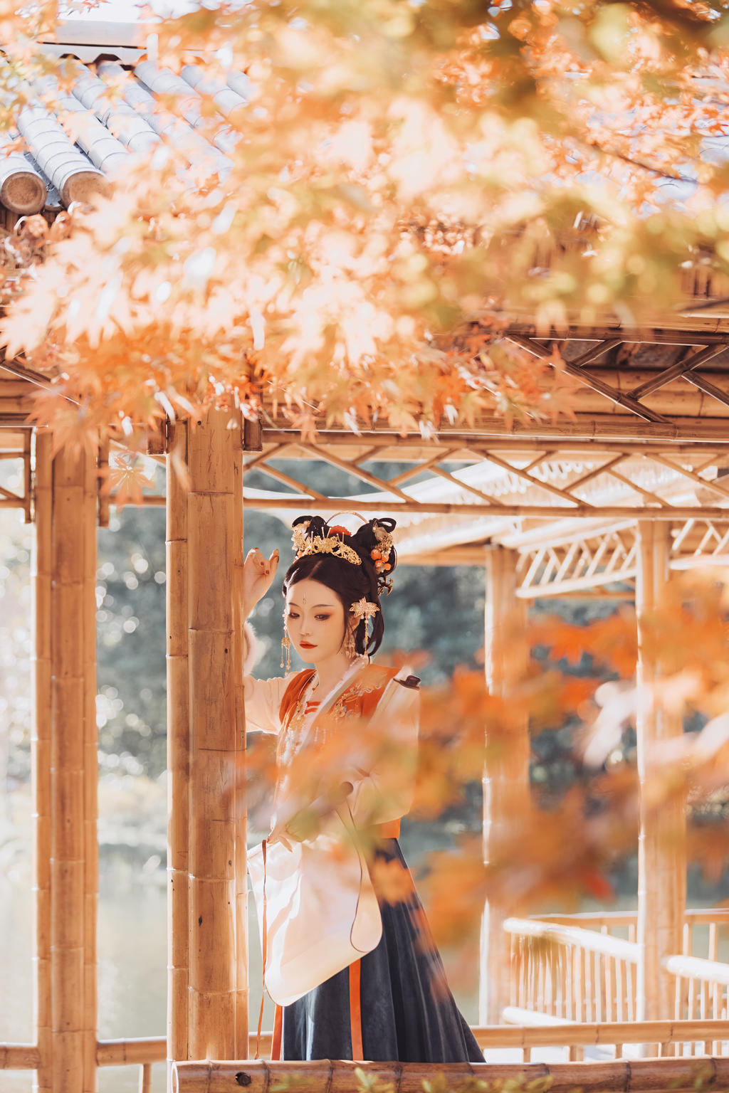 庭院中的汉服美女国色天香图片