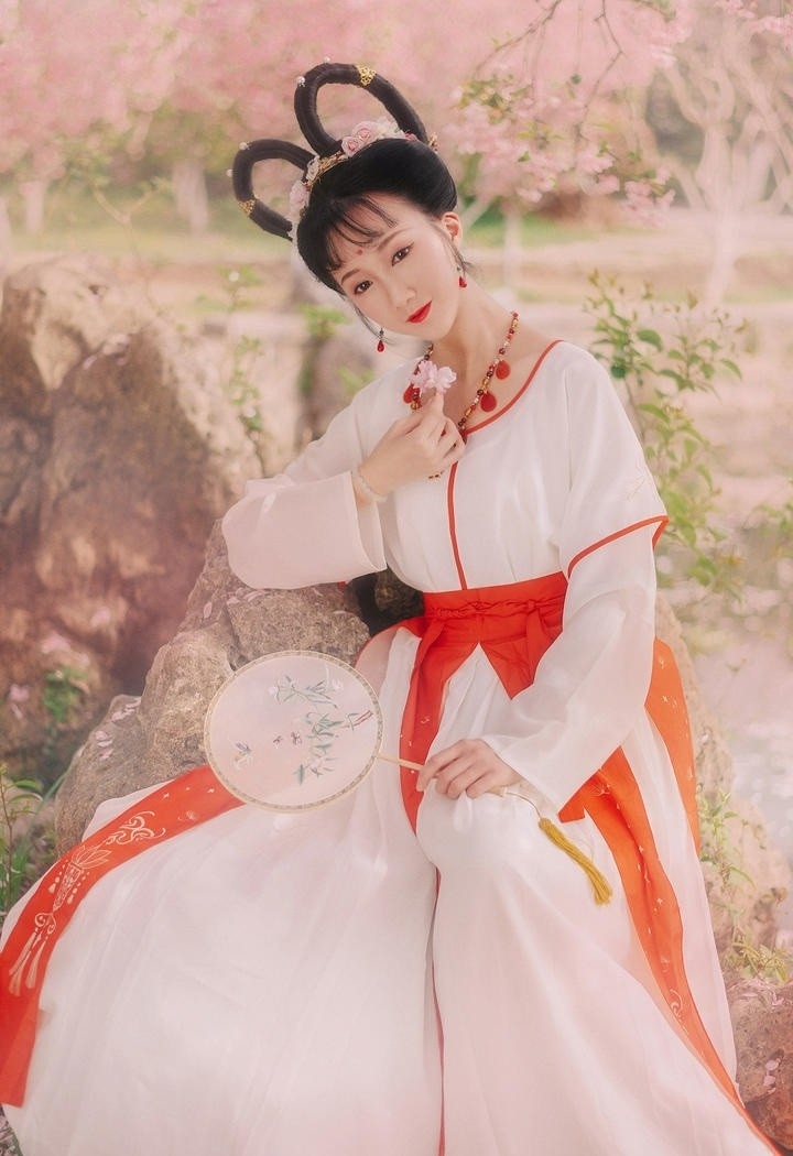 桃花树下汉服少女唯美古风摄影