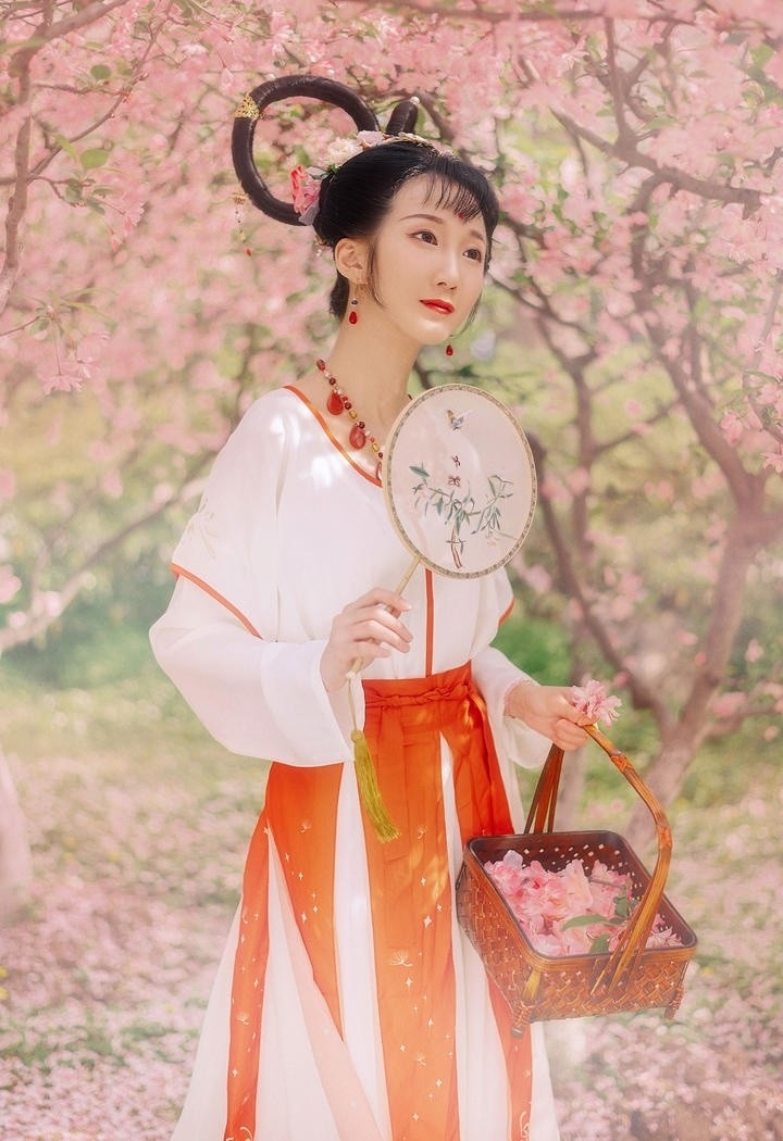 桃花树下汉服少女唯美古风摄影