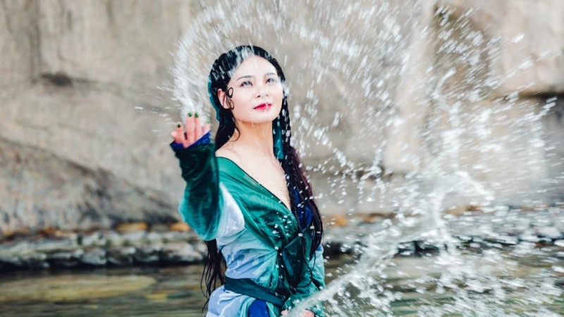 古装美女大尺度露背香肩半裸妩媚图片