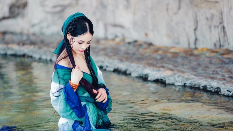 古装美女大尺度露背香肩半裸妩媚图片