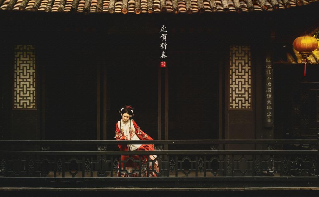 汉服少女容貌俏丽身姿窈窕图片