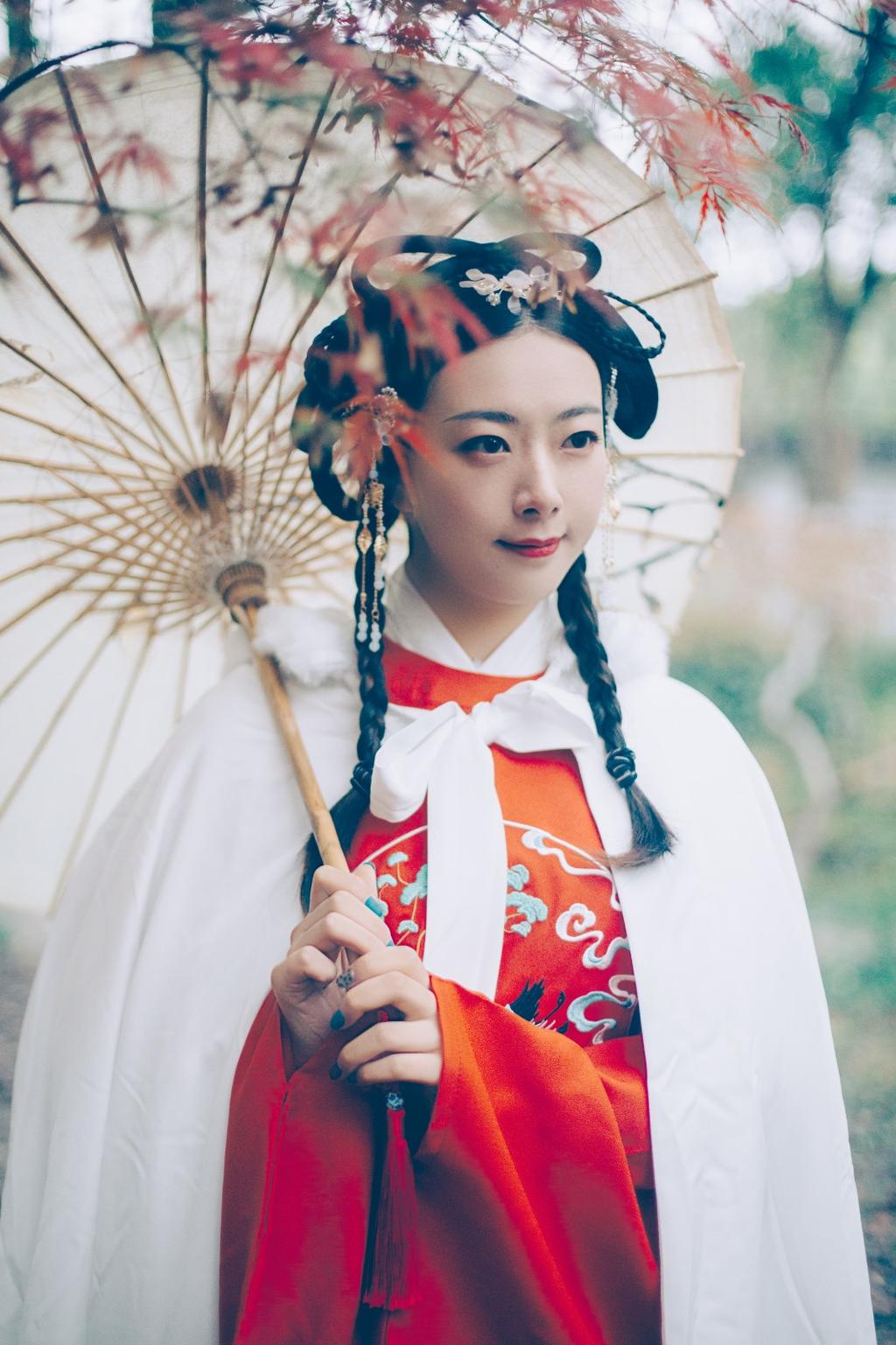 汉服少女浓眉大眼唇红齿白图片