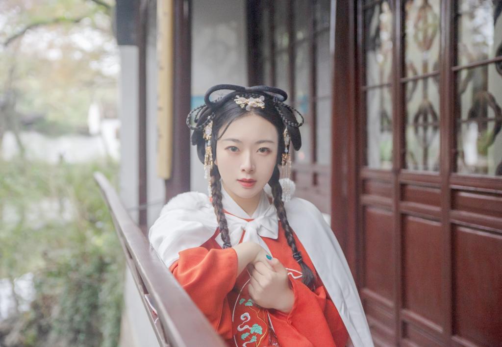 汉服少女浓眉大眼唇红齿白图片