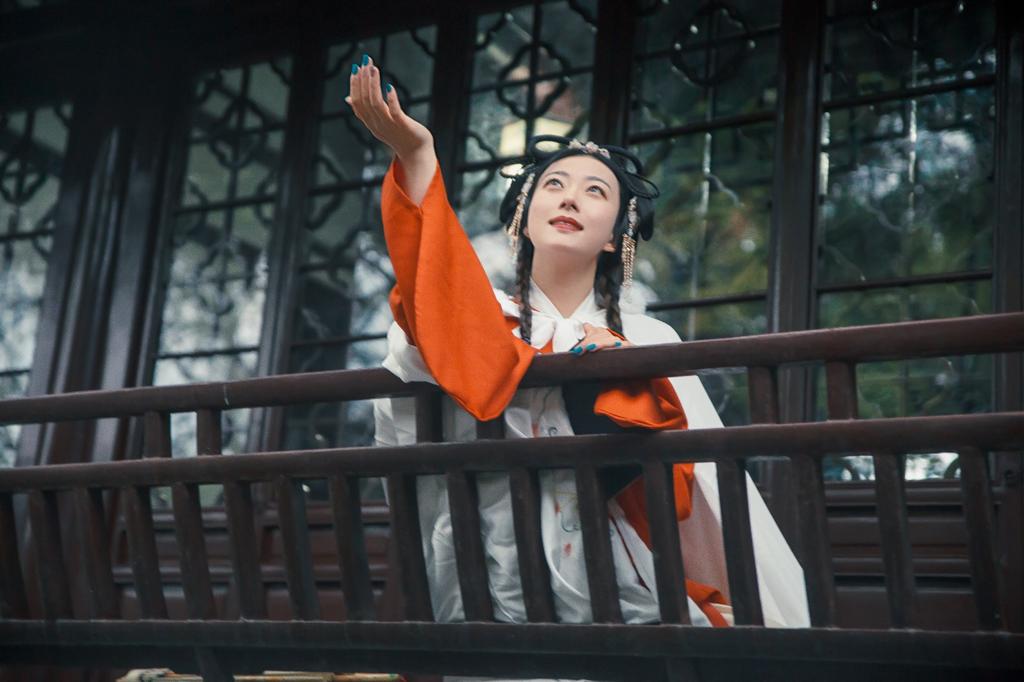 汉服少女浓眉大眼唇红齿白图片