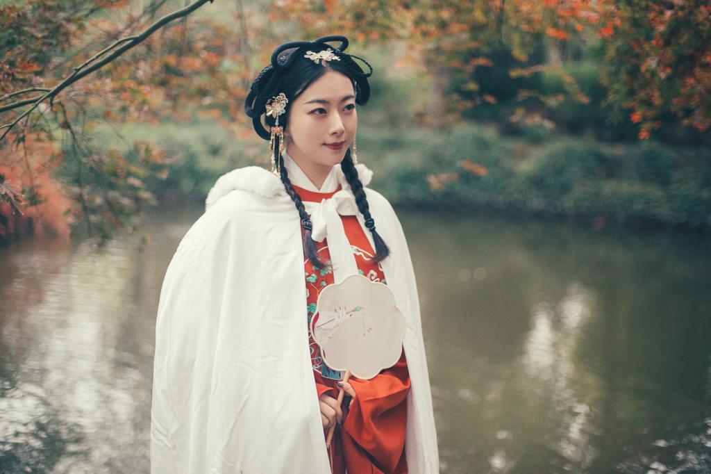 汉服少女浓眉大眼唇红齿白图片