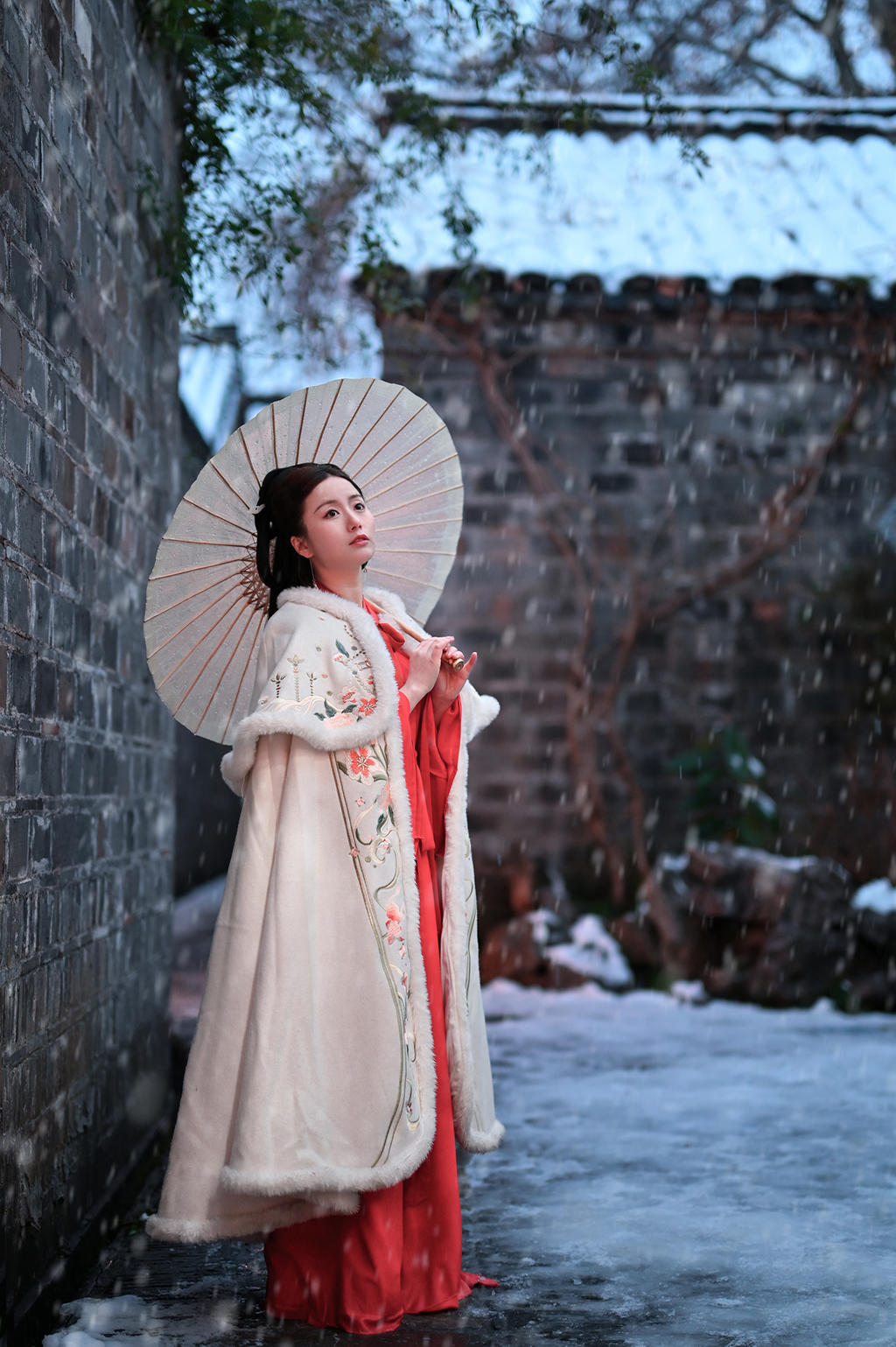 撑着油纸伞的汉服少女精选图片