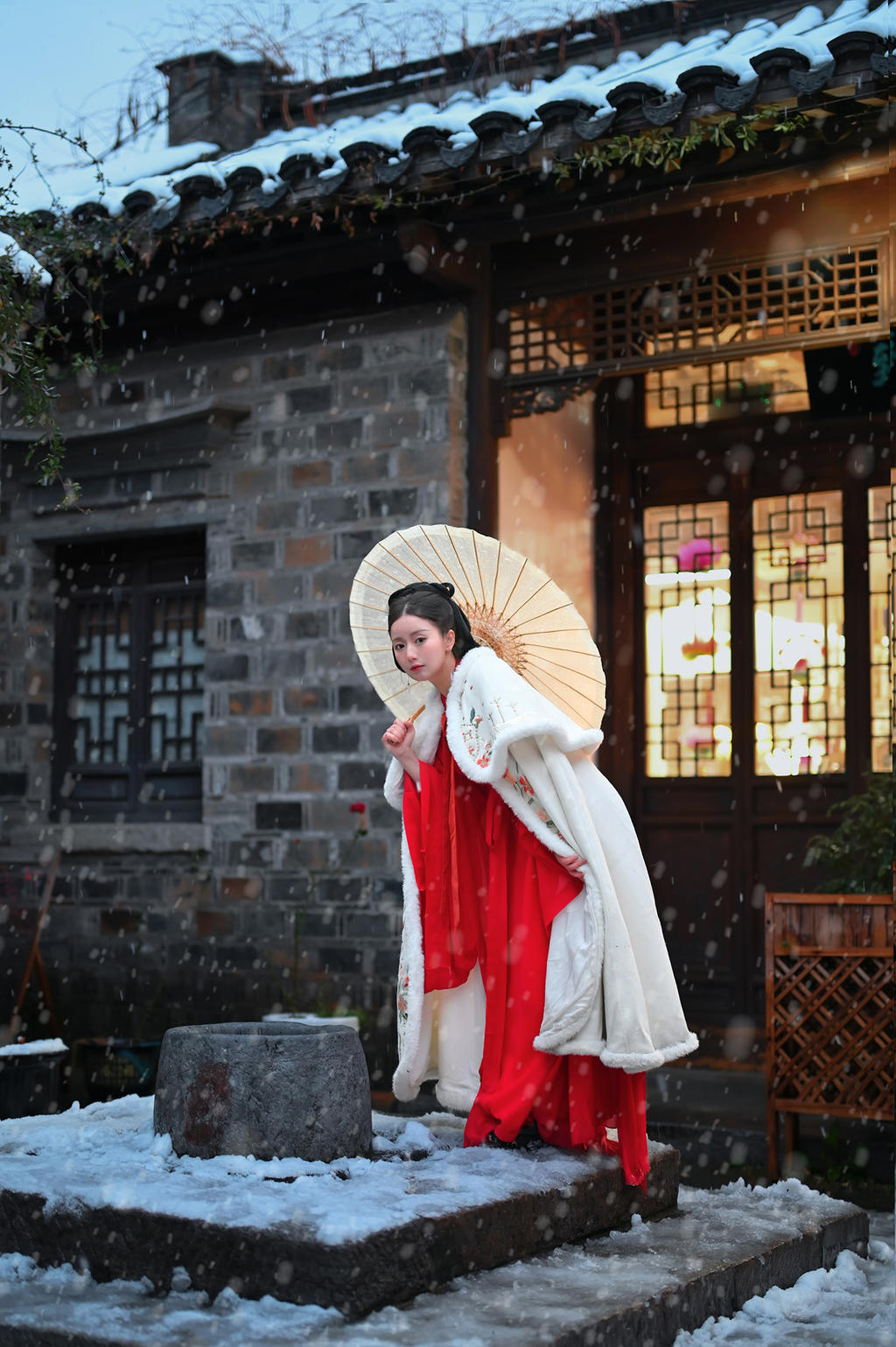 撑着油纸伞的汉服少女精选图片