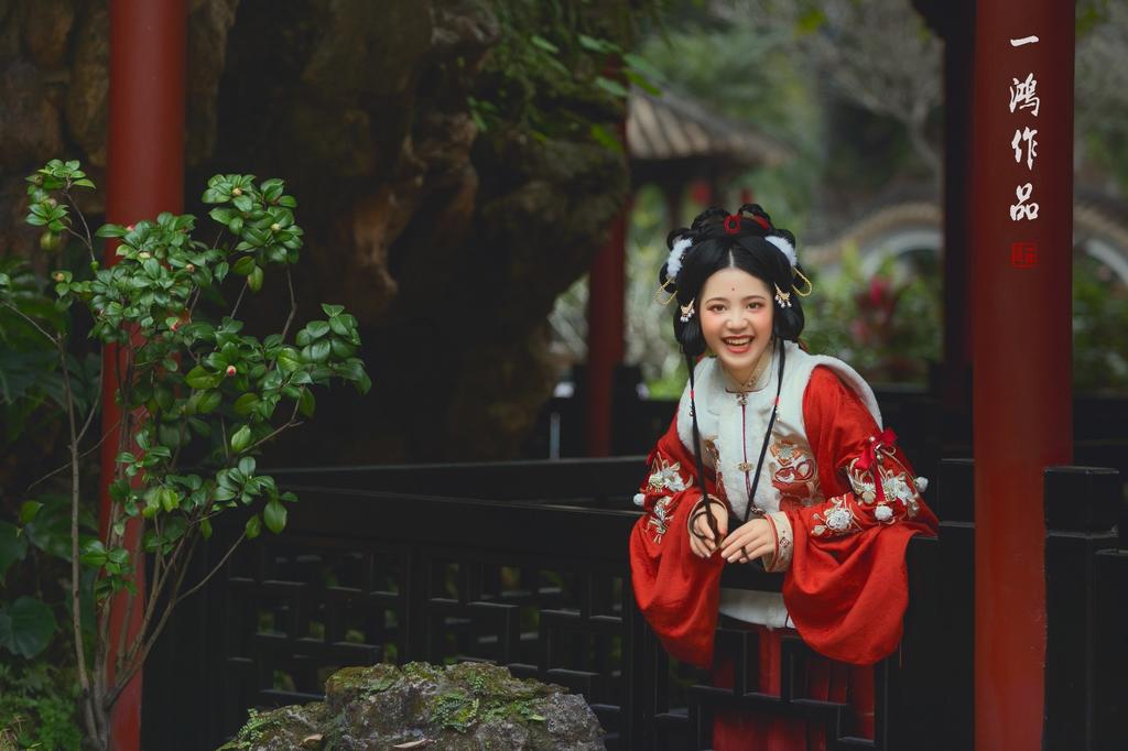 汉服少女浓眉大眼唇红齿白图片