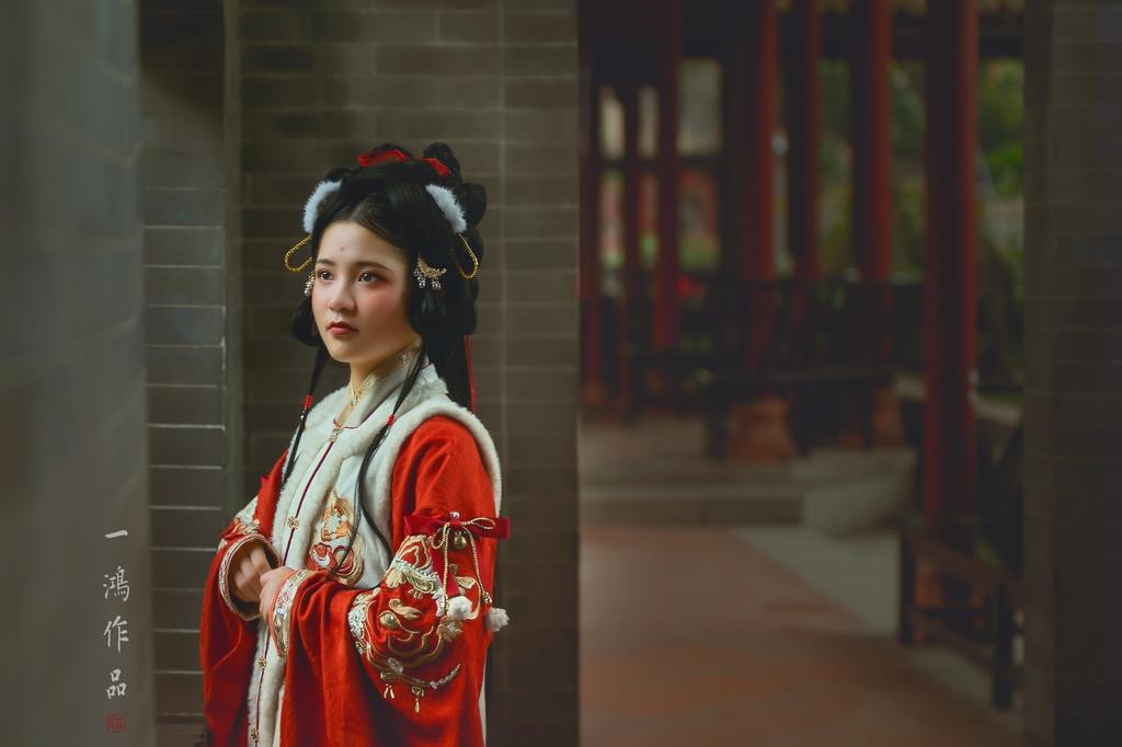 汉服少女浓眉大眼唇红齿白图片