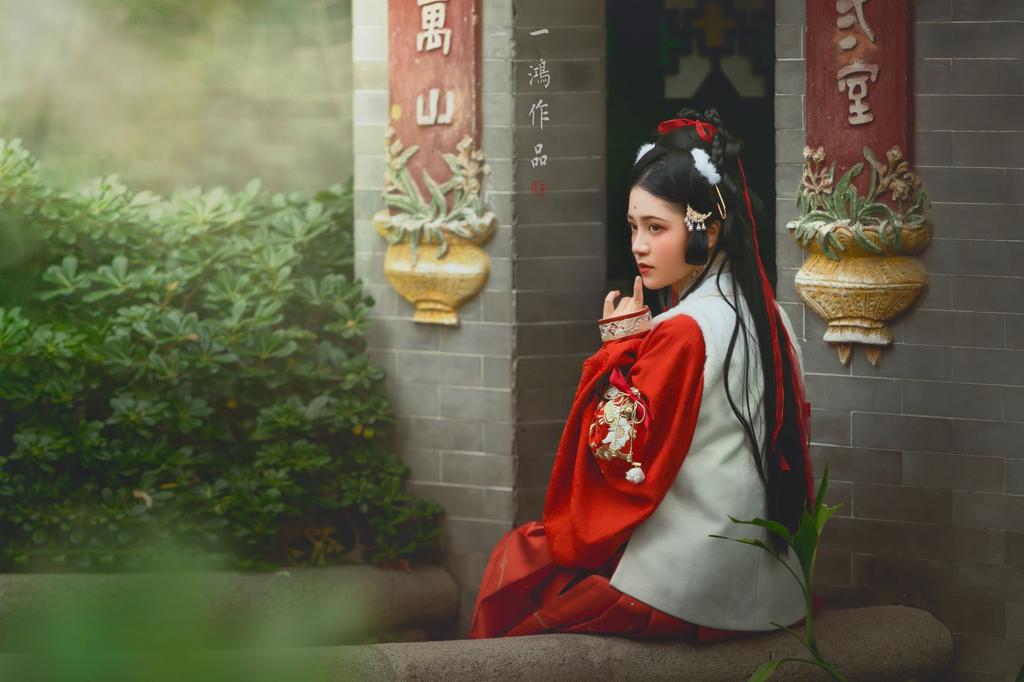 汉服少女浓眉大眼唇红齿白图片