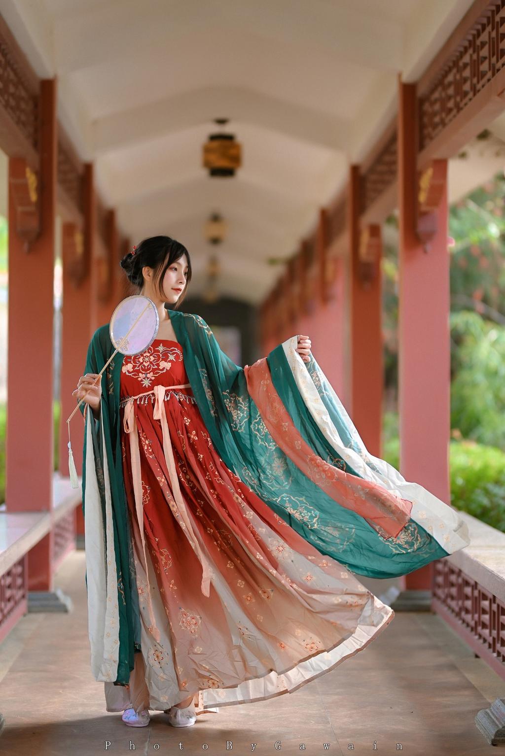 汉服少女手执罗扇唯美古风摄影