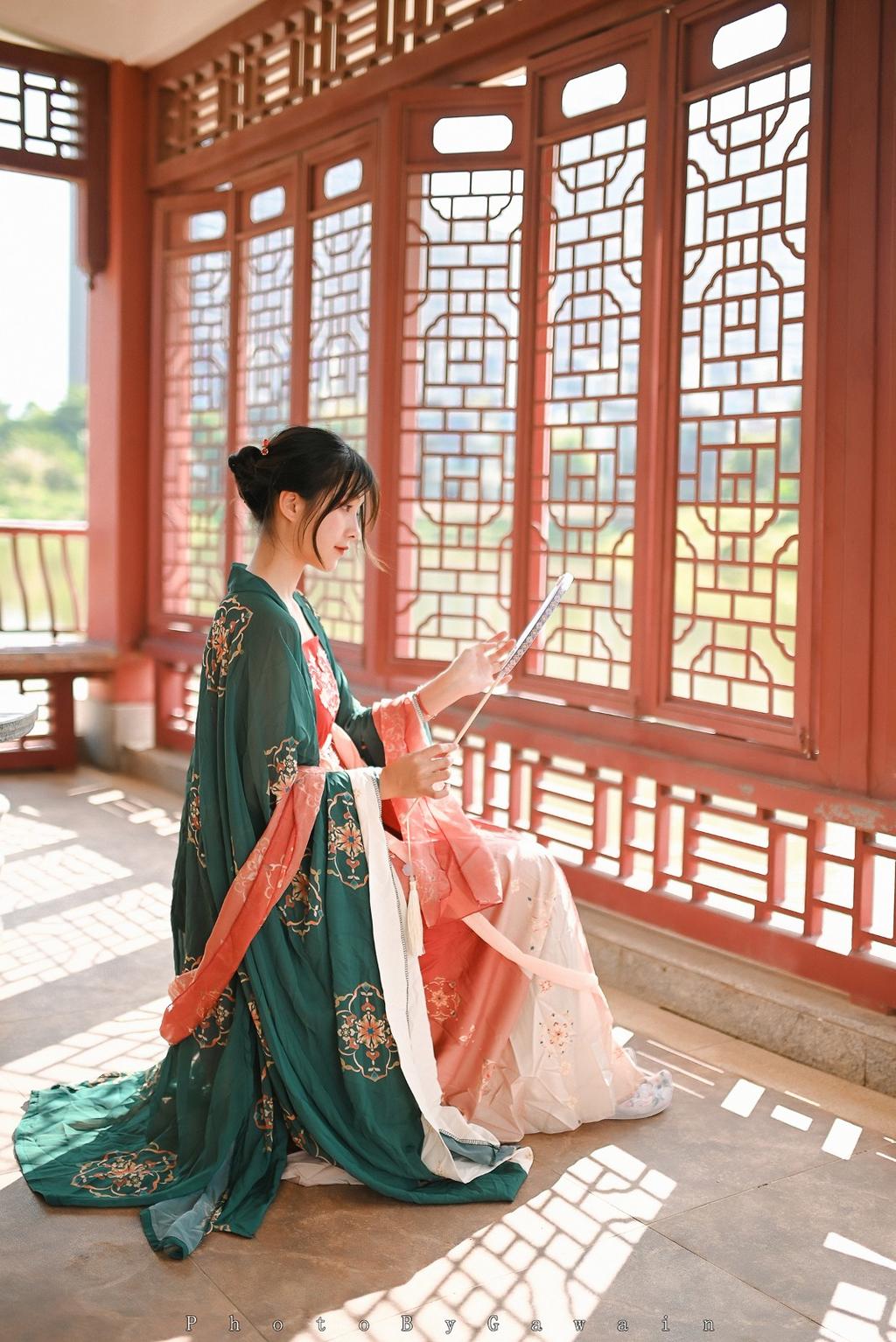 汉服少女手执罗扇唯美古风摄影