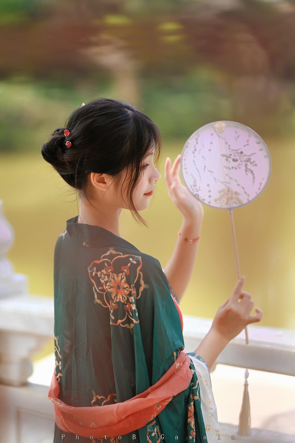 汉服少女手执罗扇唯美古风摄影