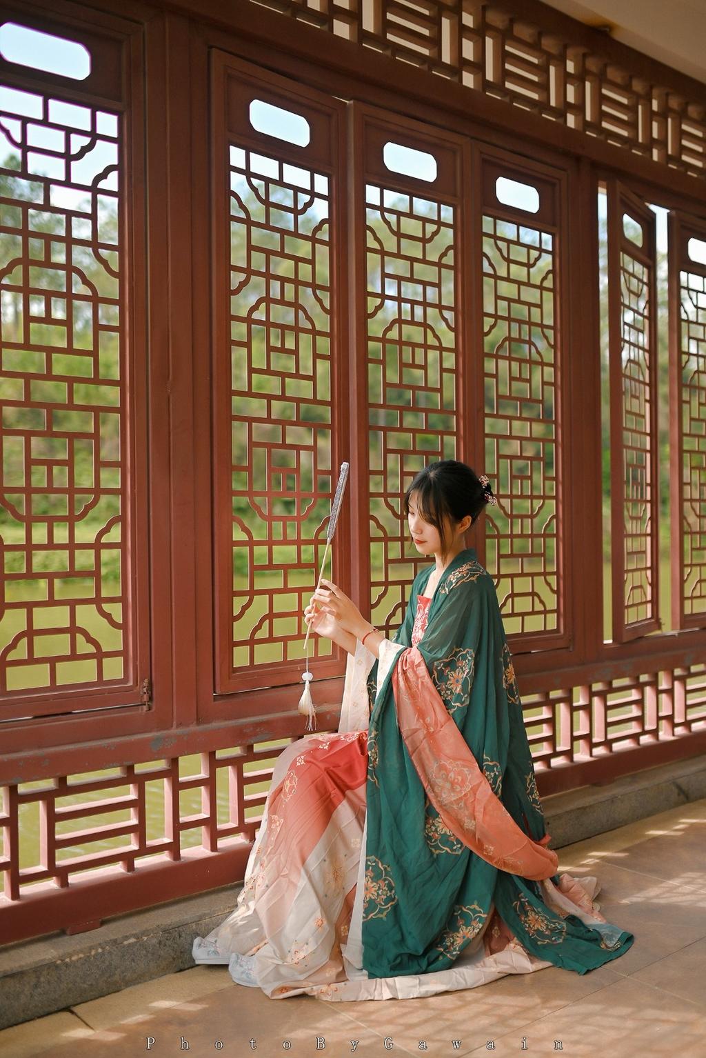 汉服少女手执罗扇唯美古风摄影