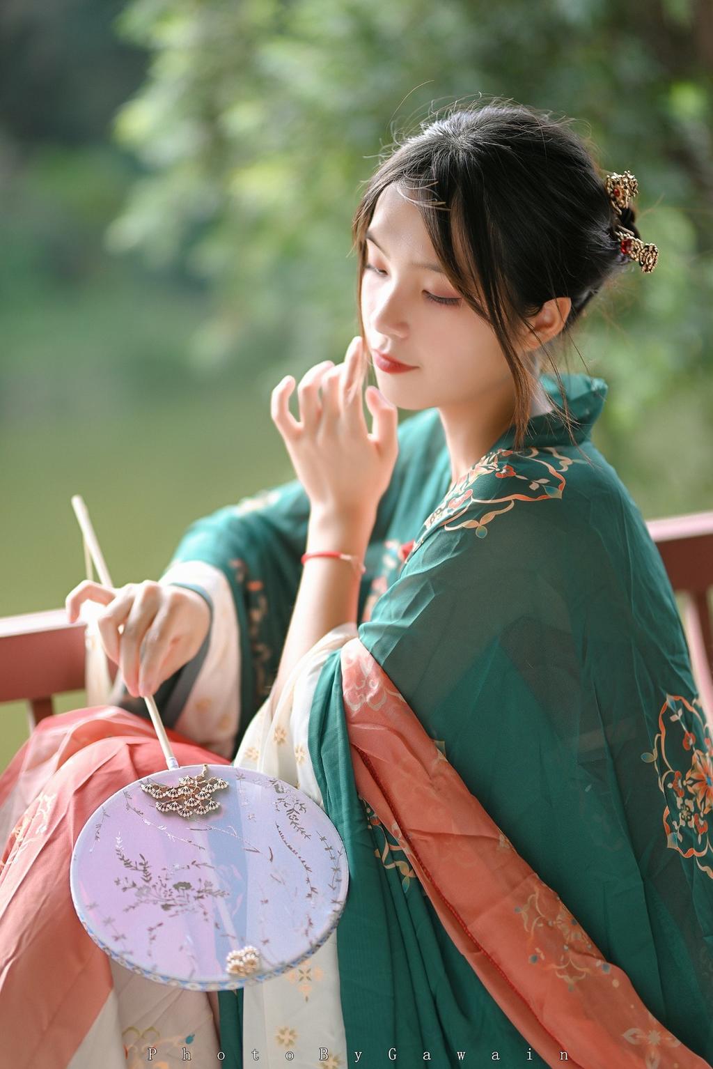 汉服少女手执罗扇唯美古风摄影