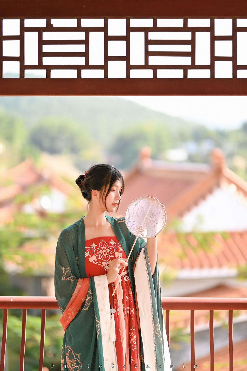 汉服少女手执罗扇唯美古风摄影