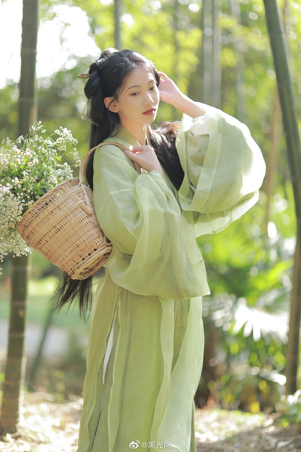 竹林中的汉服少女采摘草药图片