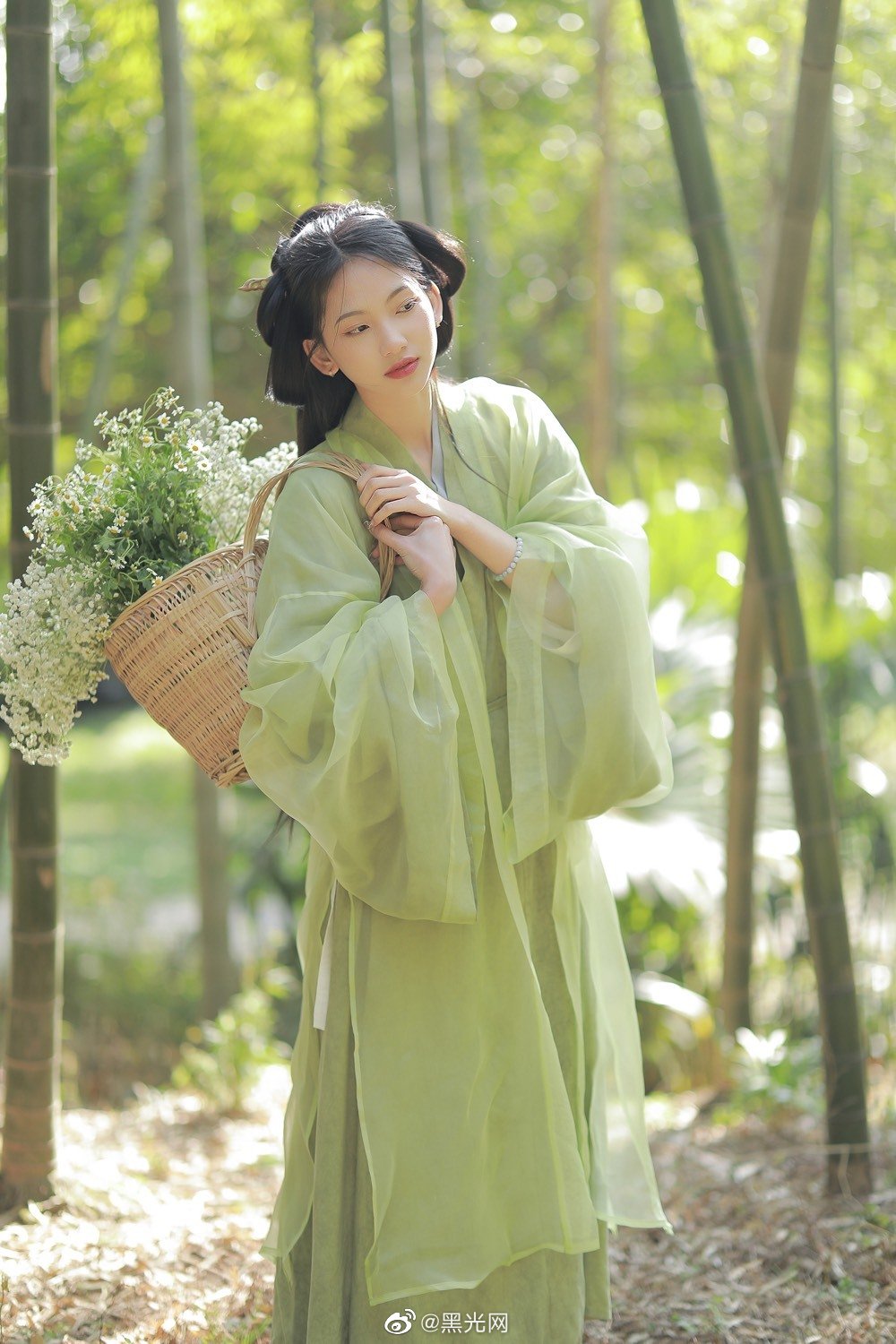 竹林中的汉服少女采摘草药图片