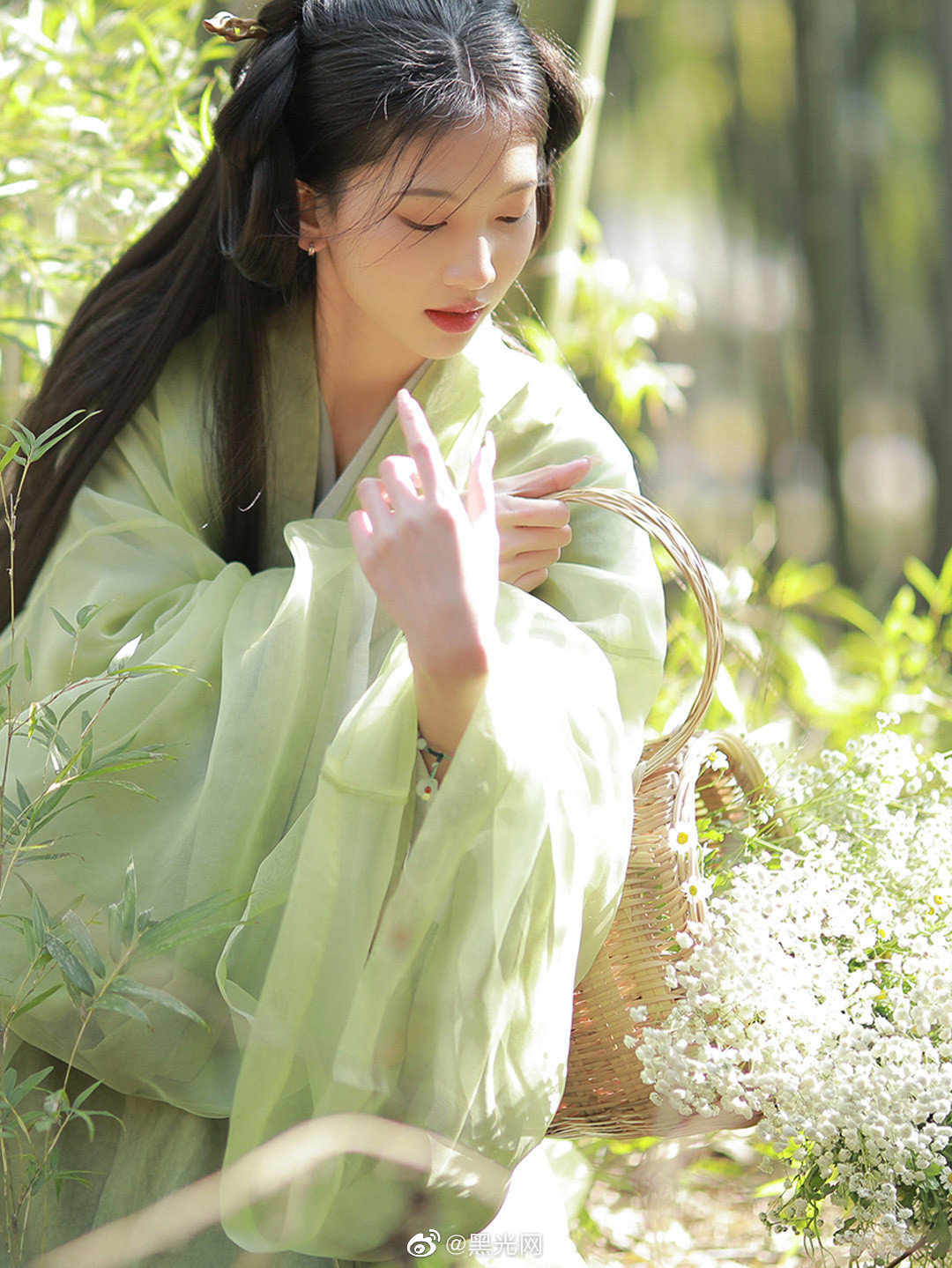竹林中的汉服少女采摘草药图片