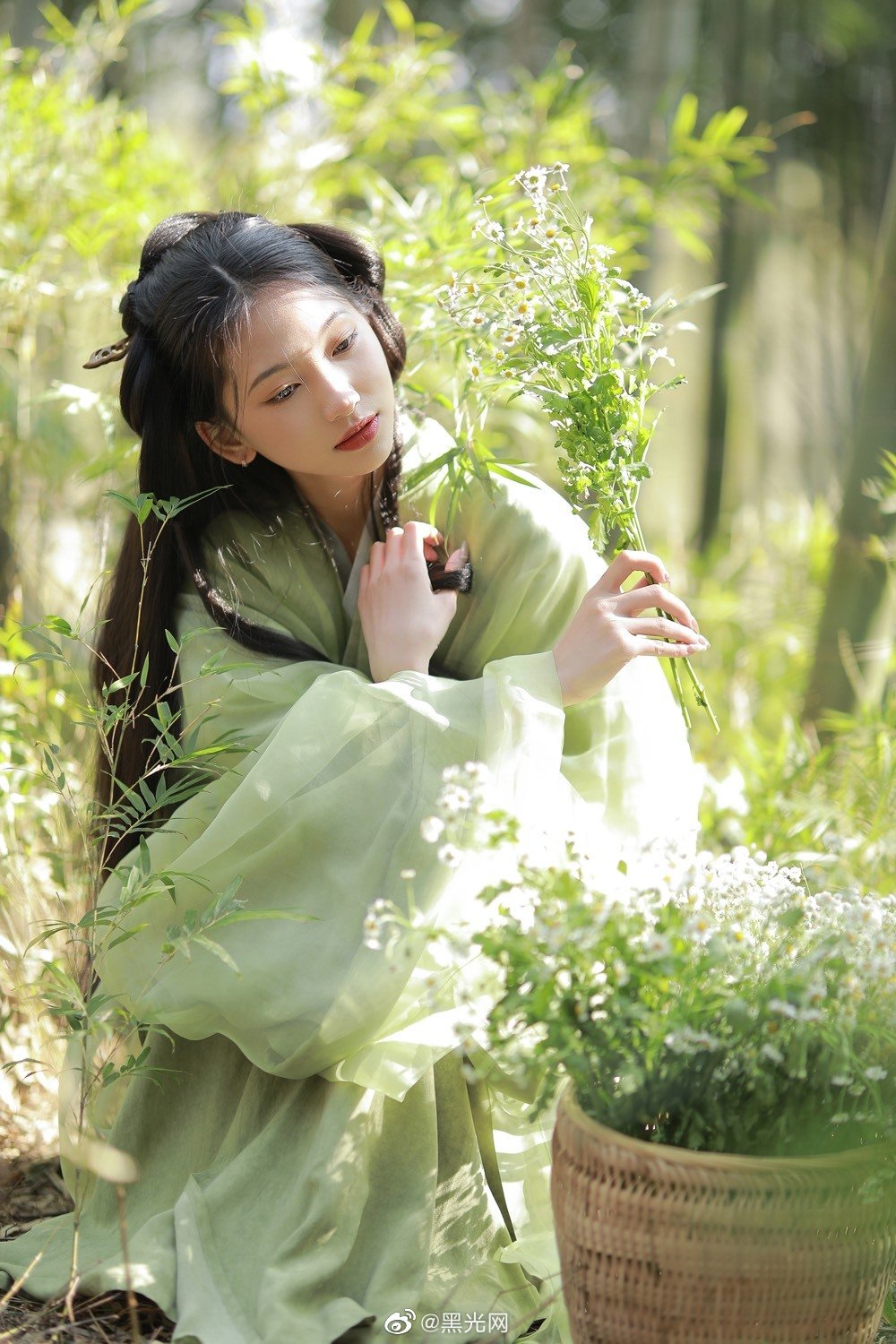 竹林中的汉服少女采摘草药图片