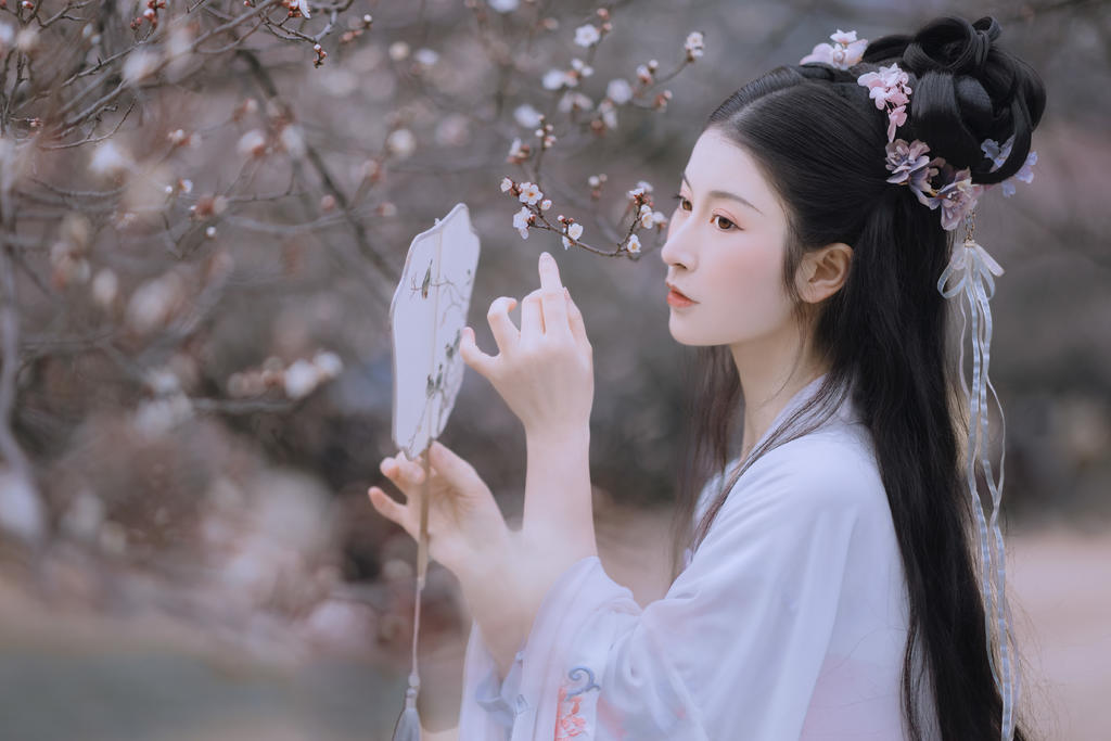 古装美女面若桃花身似扶柳图片