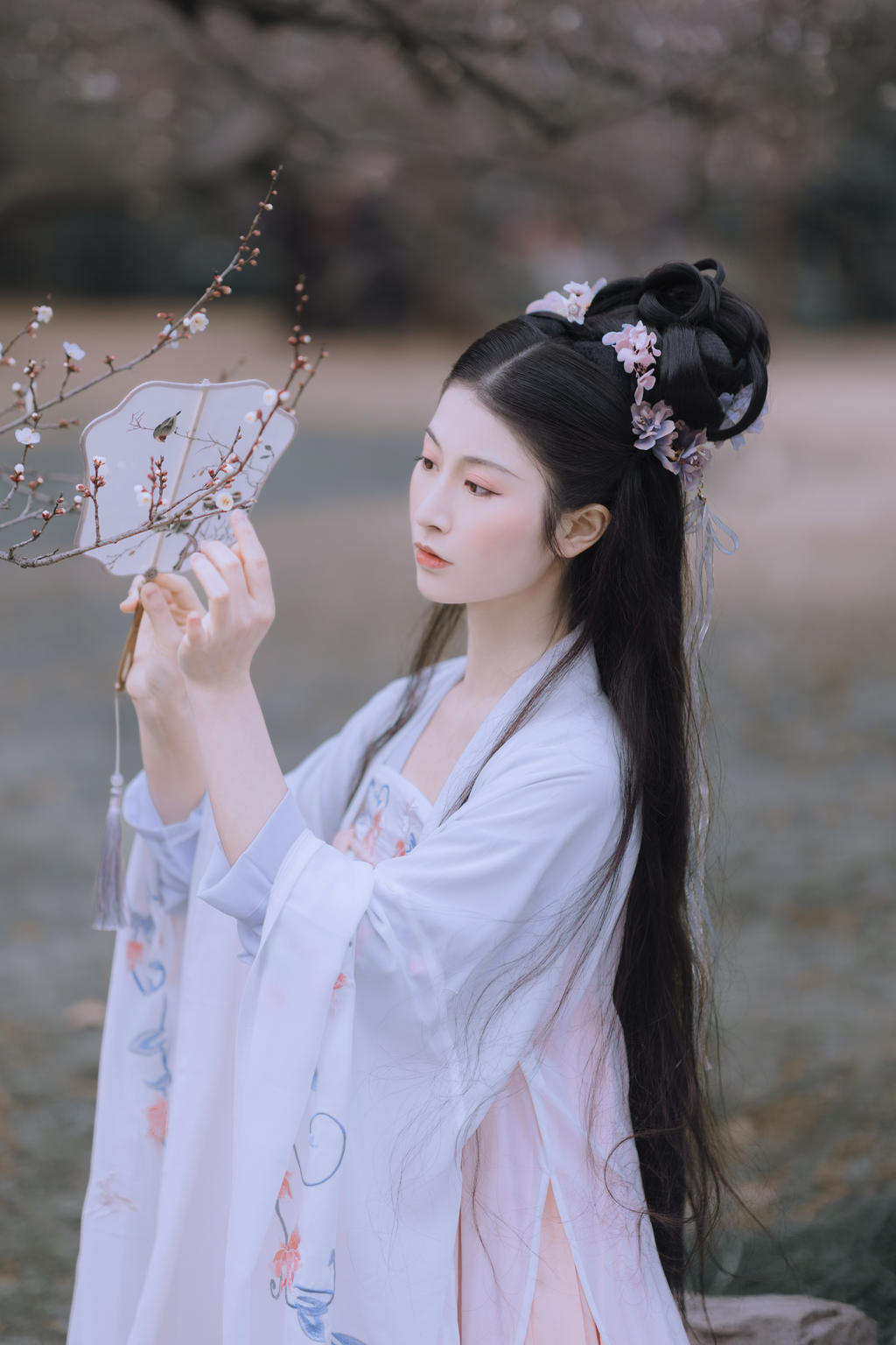 古装美女面若桃花身似扶柳图片