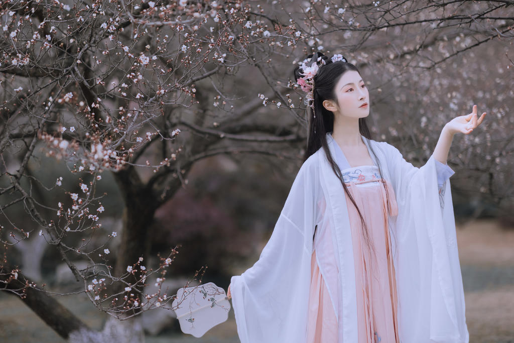 古装美女面若桃花身似扶柳图片