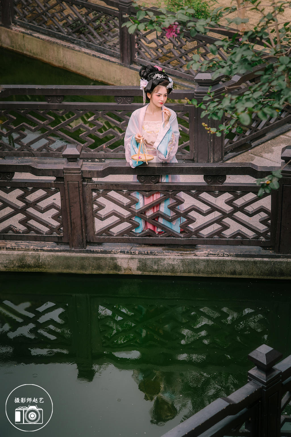 园林中的汉服少女娇小玲珑图片