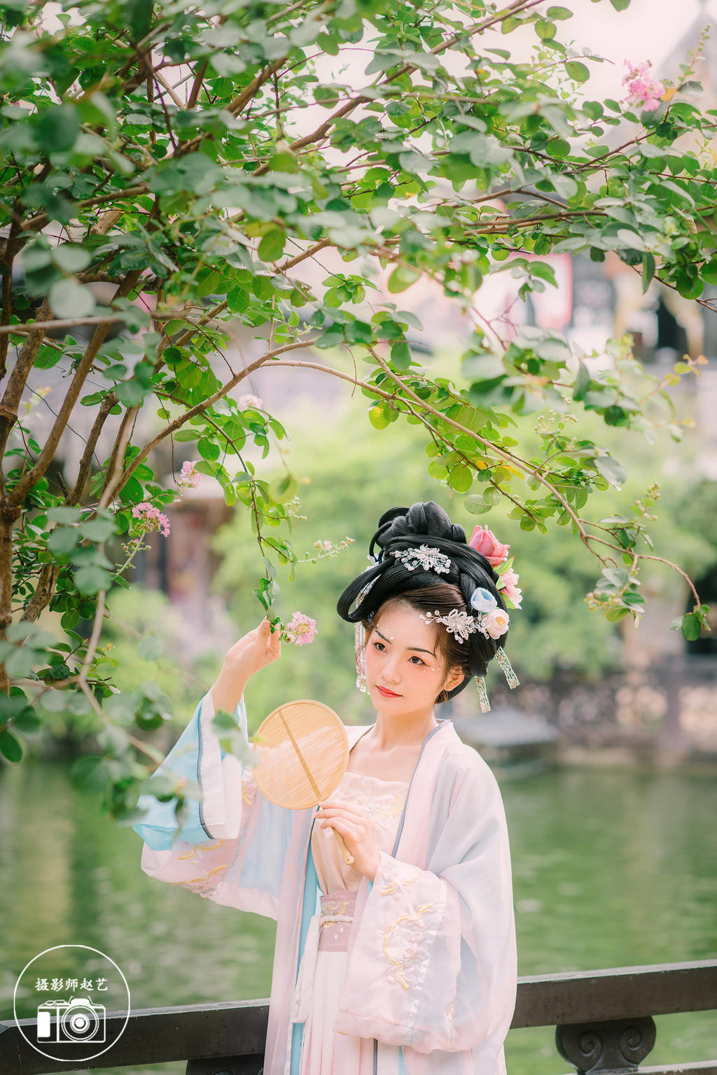 园林中的汉服少女娇小玲珑图片