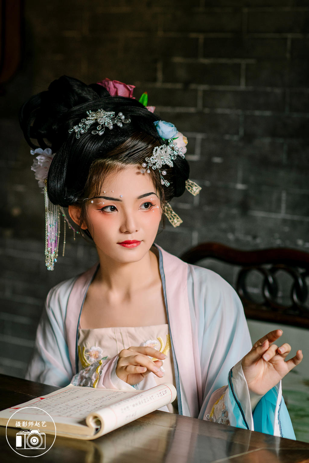 园林中的汉服少女娇小玲珑图片