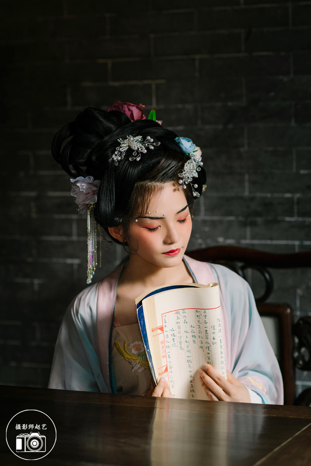 园林中的汉服少女娇小玲珑图片