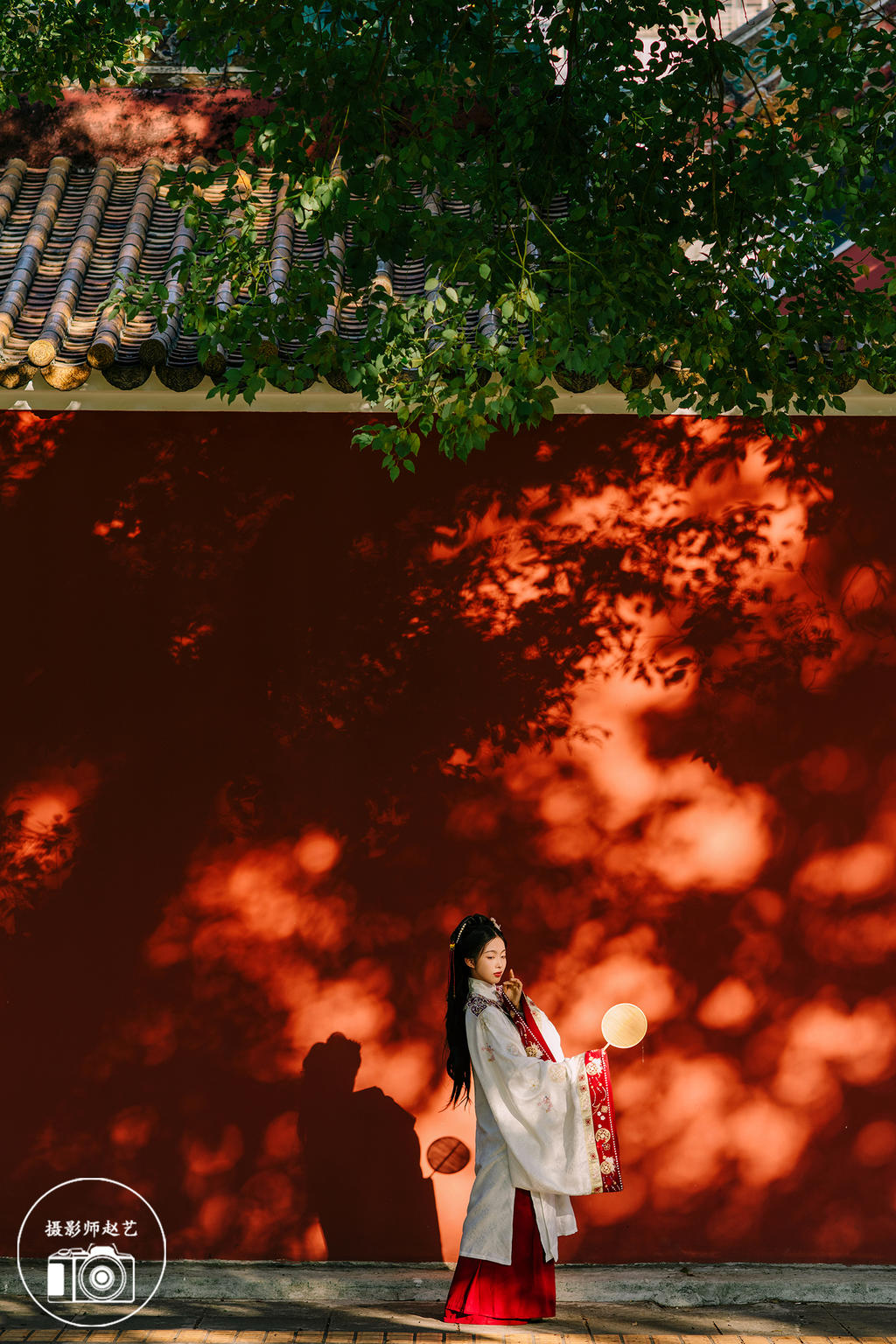 红墙下的古装美女明媚娇俏图片