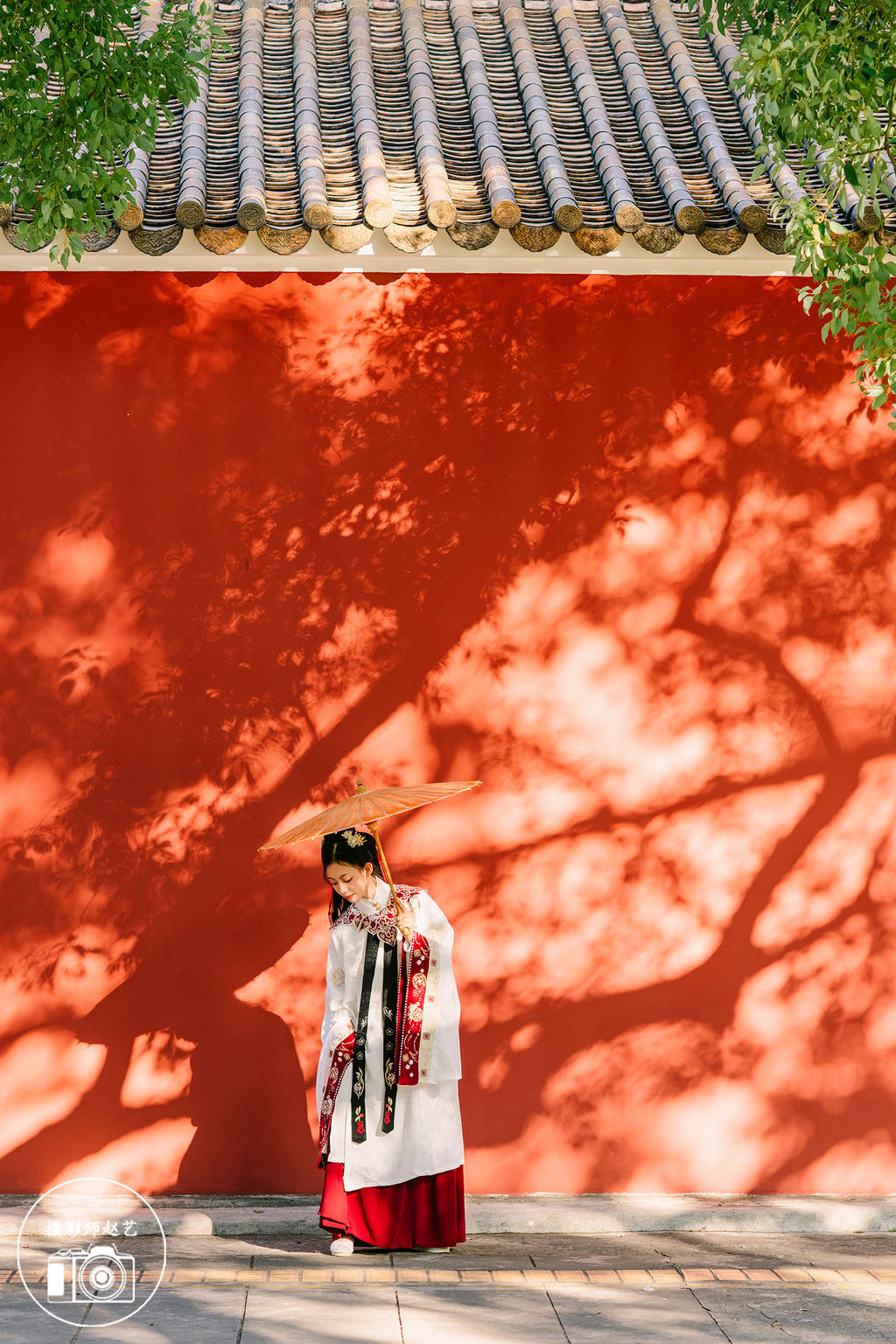 红墙下的古装美女明媚娇俏图片