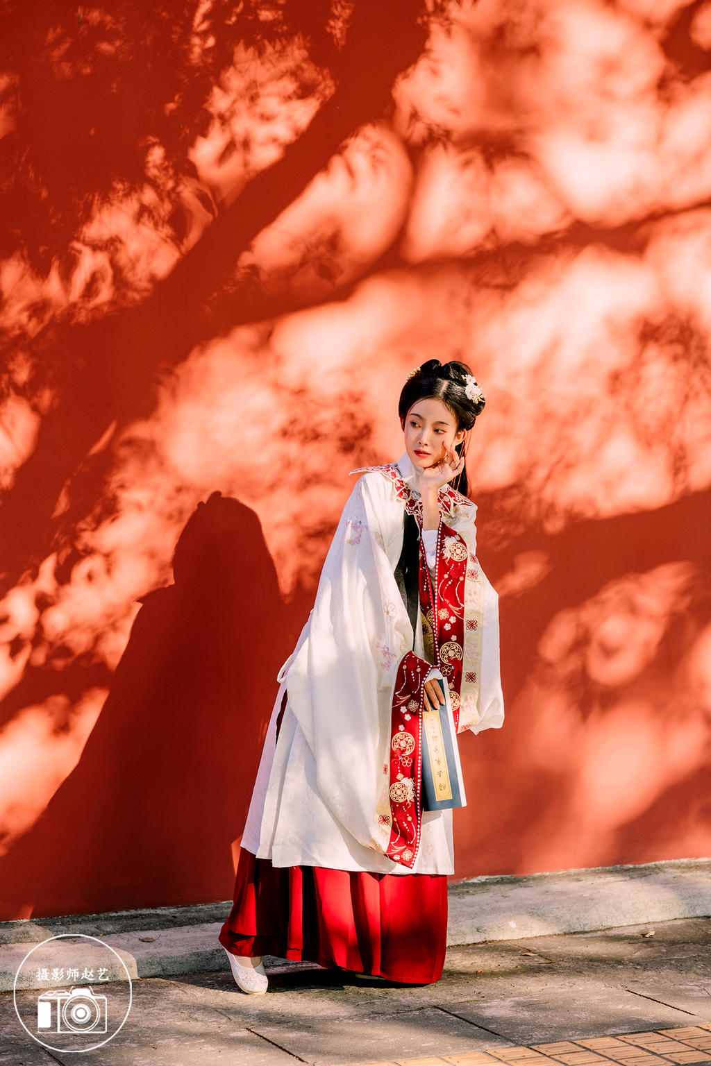 红墙下的古装美女明媚娇俏图片