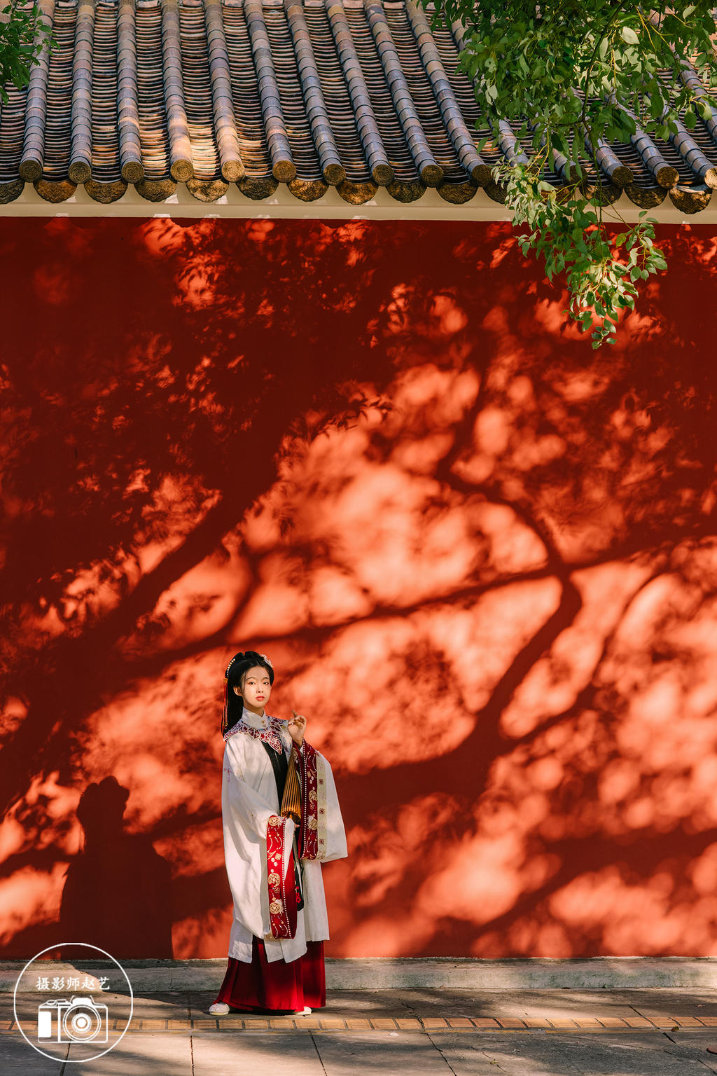 红墙下的古装美女明媚娇俏图片
